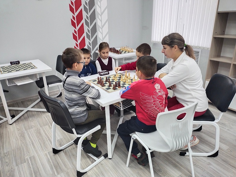 Юные шахматисты осваивают правила игры в «Шахматы»