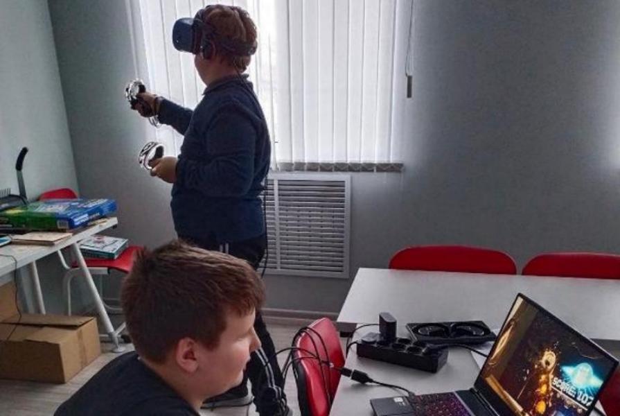 Мы познаем виртуальный мир на кружке VR-студия! Сражаемся с инопланетными существами